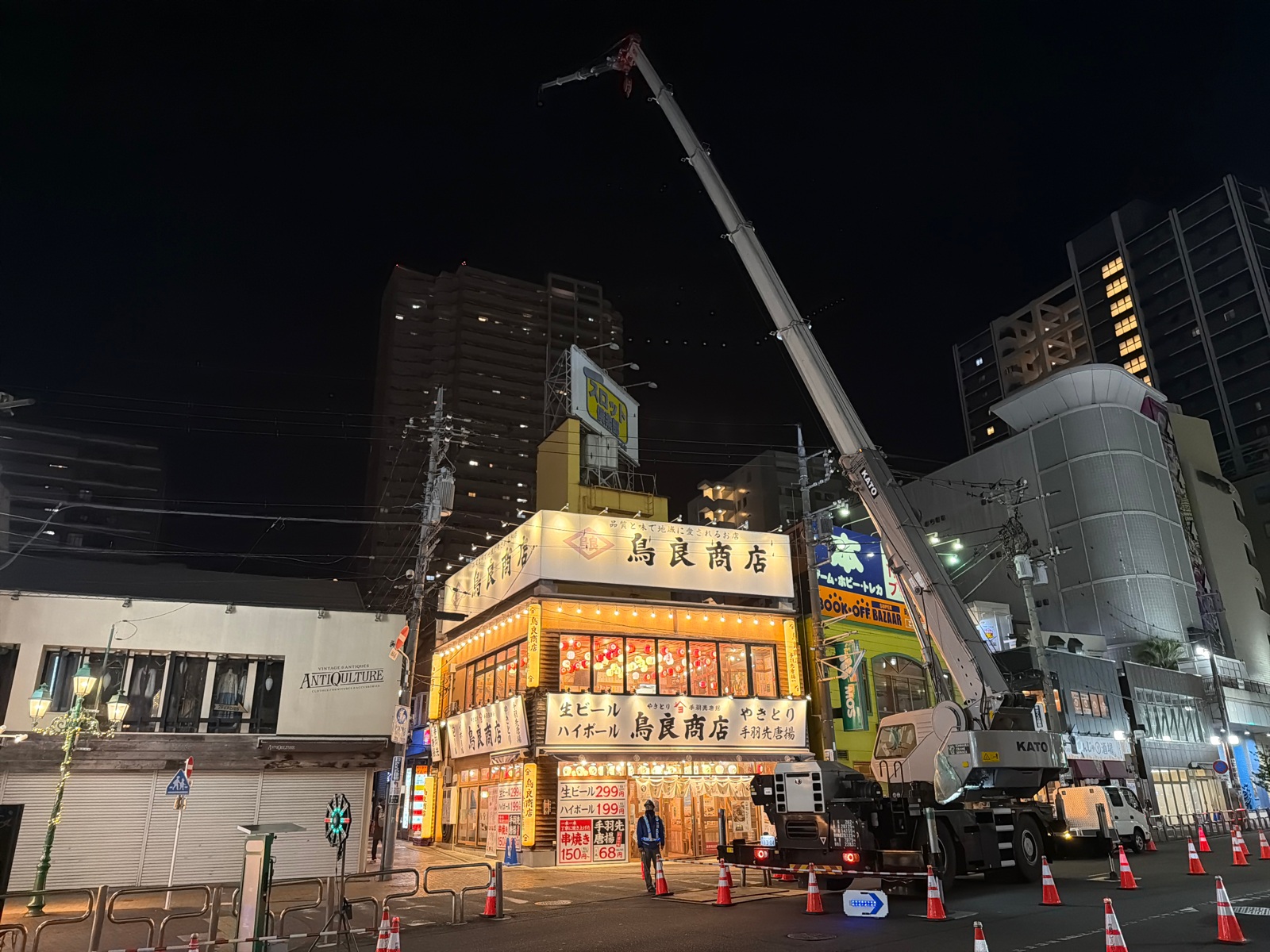 テナントビル屋上キュービクルの低濃度PCBトランス撤去工事｜ラフタークレーンによる安全搬出