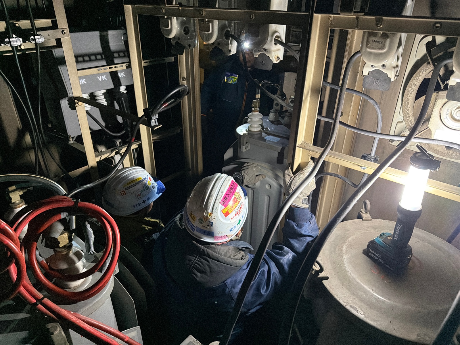 テナントビル屋上キュービクルの低濃度PCBトランス撤去工事｜ラフタークレーンによる安全搬出