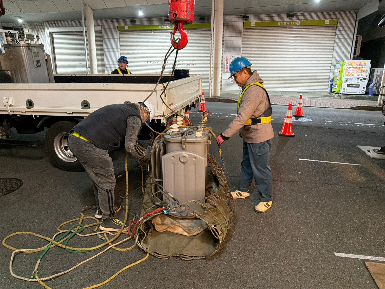 テナントビル屋上キュービクルの低濃度PCBトランス撤去工事｜ラフタークレーンによる安全搬出