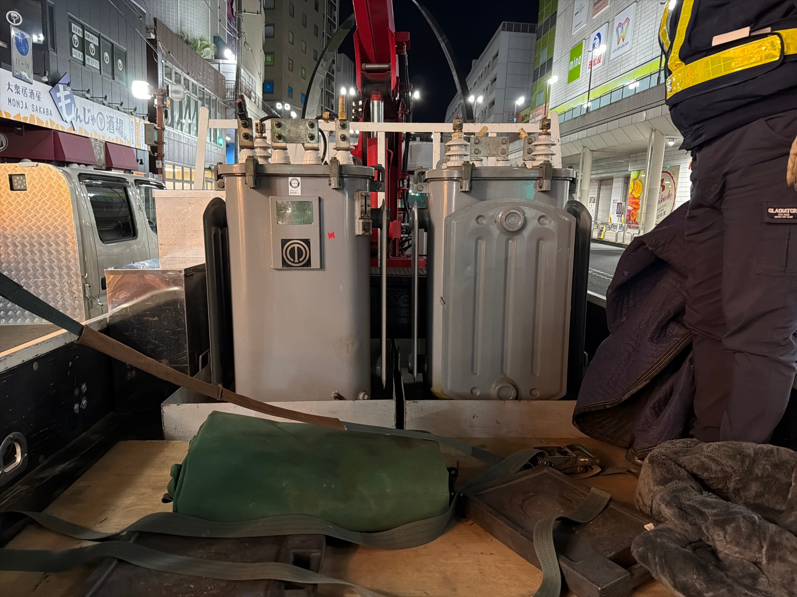 テナントビル屋上キュービクルの低濃度PCBトランス撤去工事｜ラフタークレーンによる安全搬出